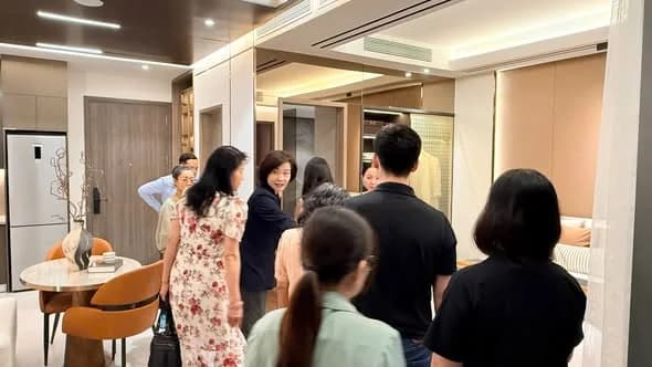 Khách hàng tham quan trực tiếp căn hộ mẫu TT Genesis