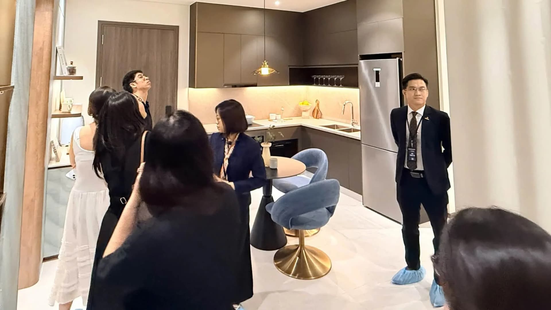 Chuyên viên tư vấn giới thiệu không gian bếp cho khách tham quan