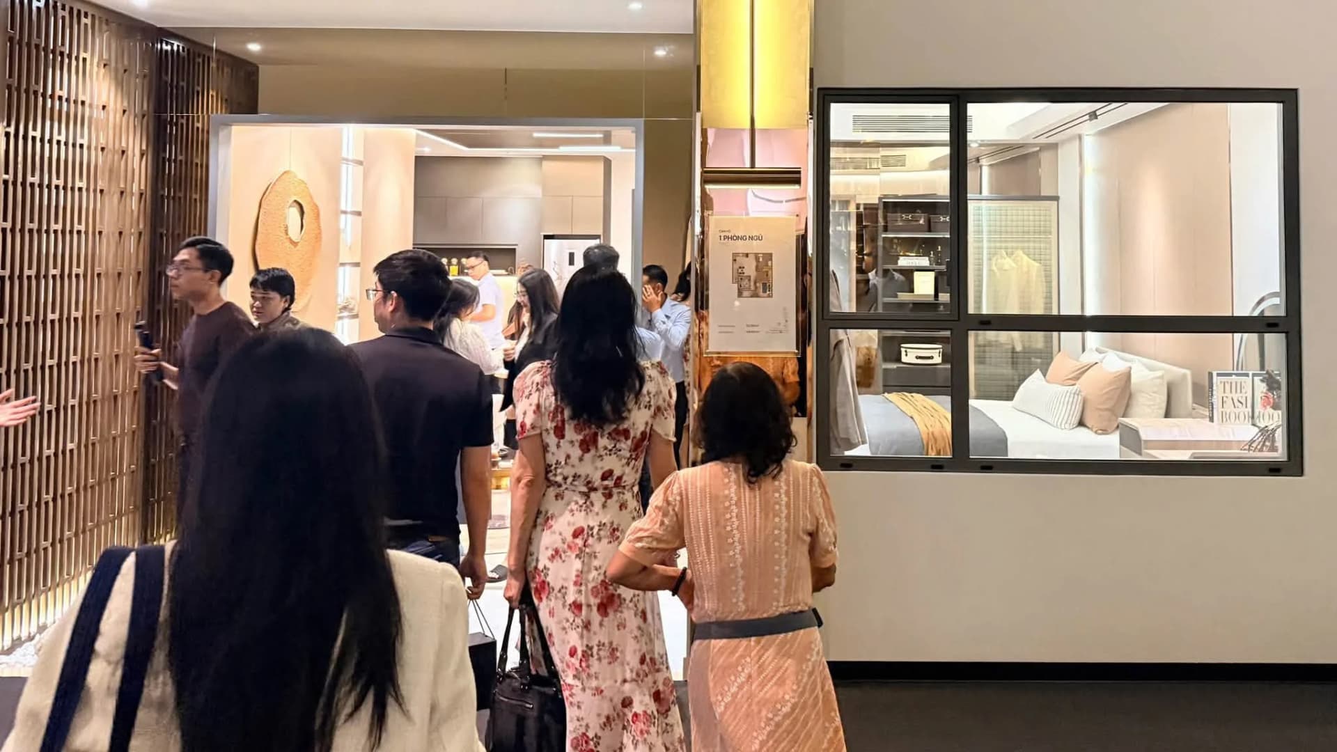 Khách tham quan khu trưng bày layout 1 phòng ngủ